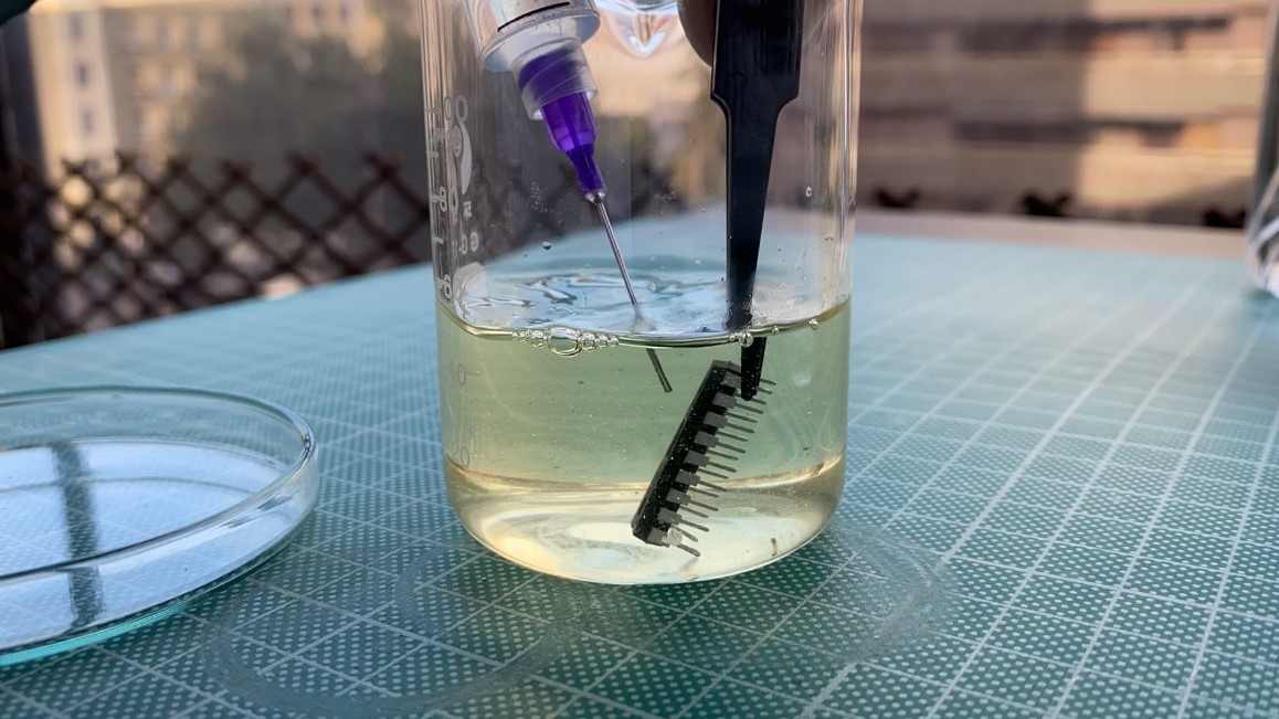 Acetone syringe aimed at IC in the acetone bath