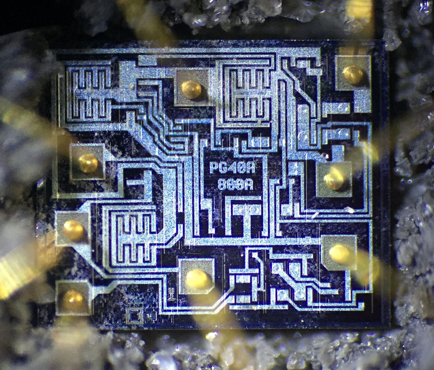 Micro: 555, Fully exposed silicon die, intact wire bonds